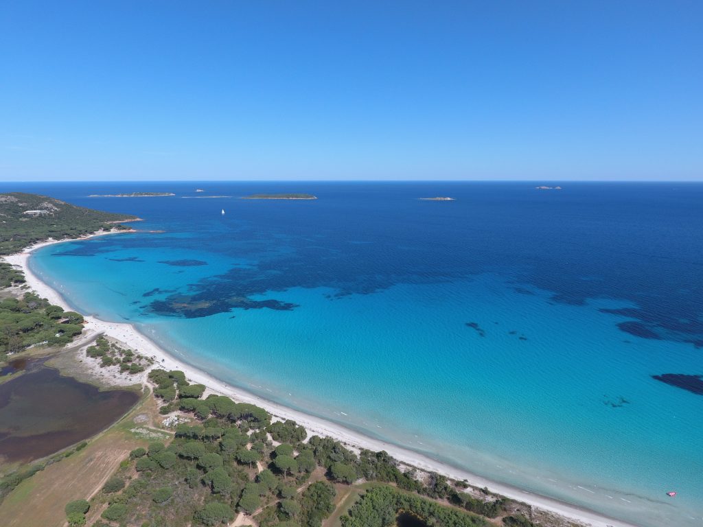 La belle plage de Palombaggia vue du ciel depuis un drone; Crédit Photo : Francois-Olivier Piazza