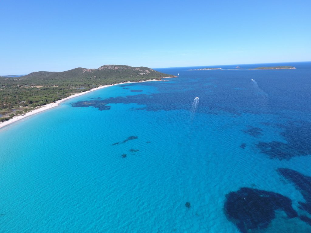 La jolie plage de Palombaggia vue du ciel depuis un drone; Crédit Photo : Francois-Olivier Piazza