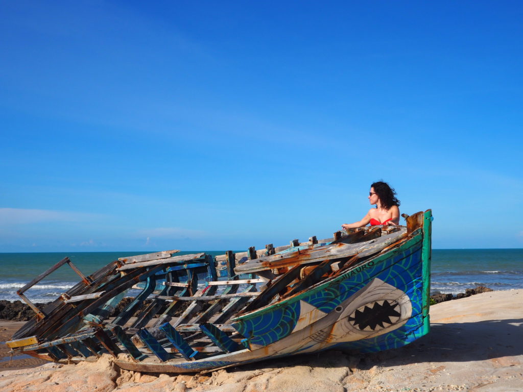 Plage de Canoa Quebrada, Brésil. Bateau peint