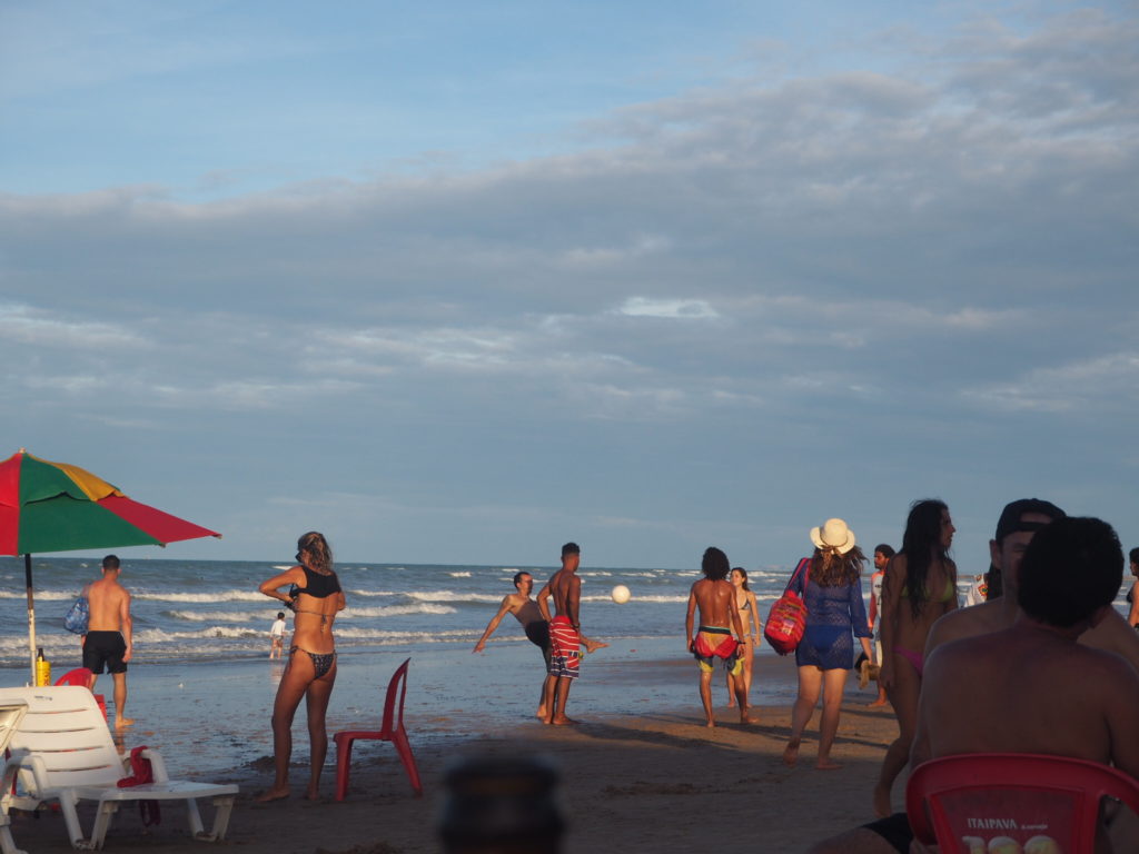 Brésil, Céara, nordeste : Plage de Canoa Quebrada, avec personnes jouant au footvolley