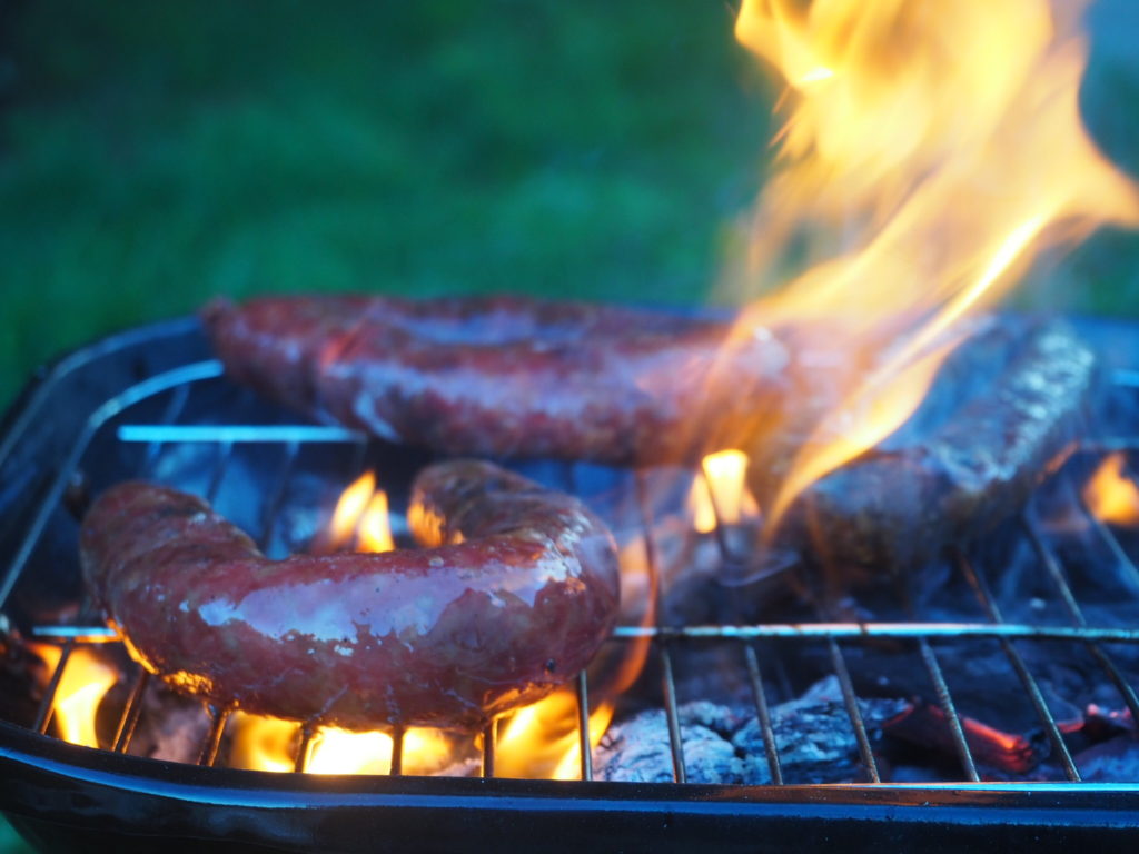 Spécialités et produits corses : Le figatellu corse fait par mon père au barbecue. Un des produits à manger et/ou ramener de corse