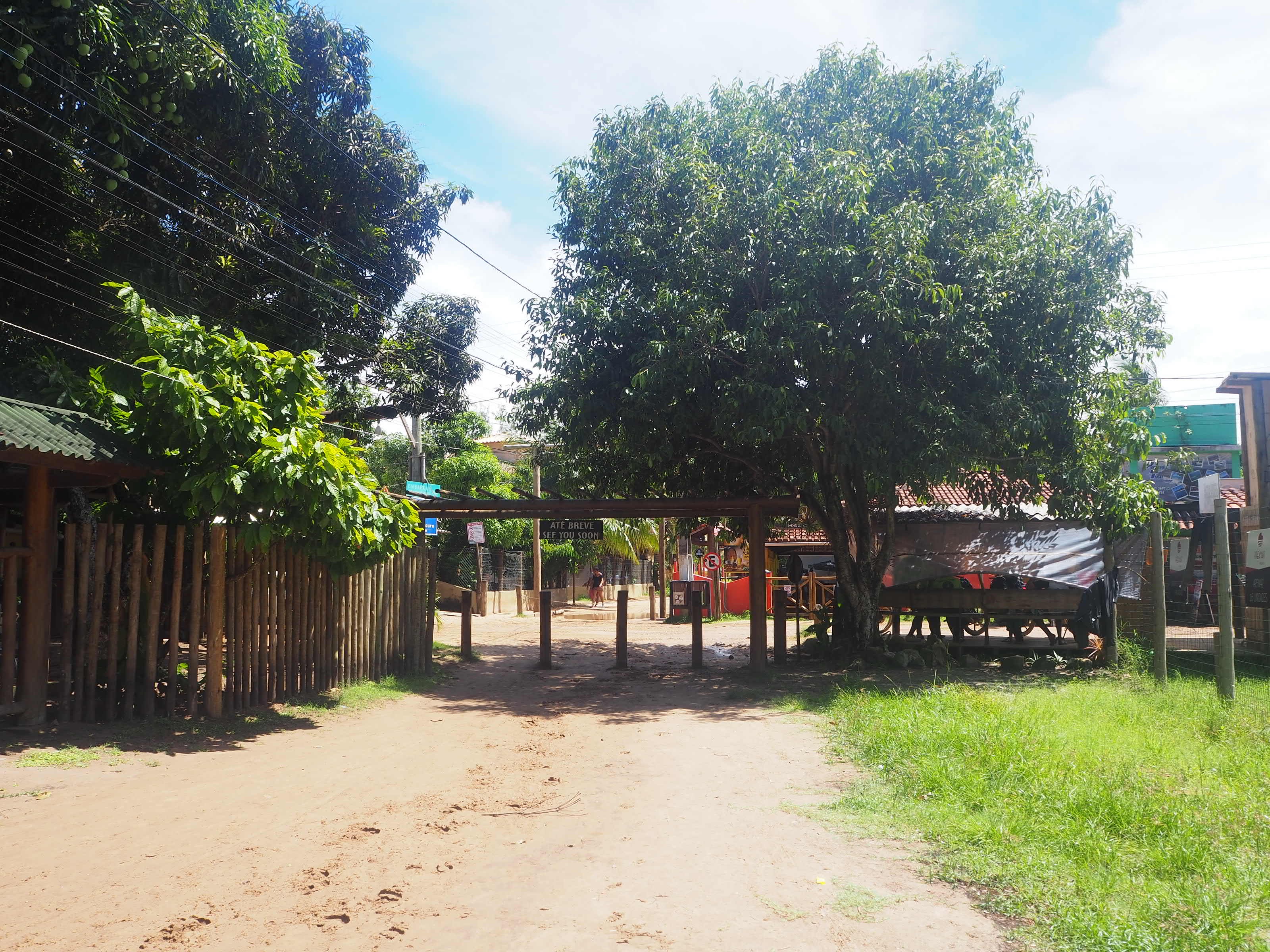 L'entrée du village de Barra Grande au Brésil avec ses routes en sable