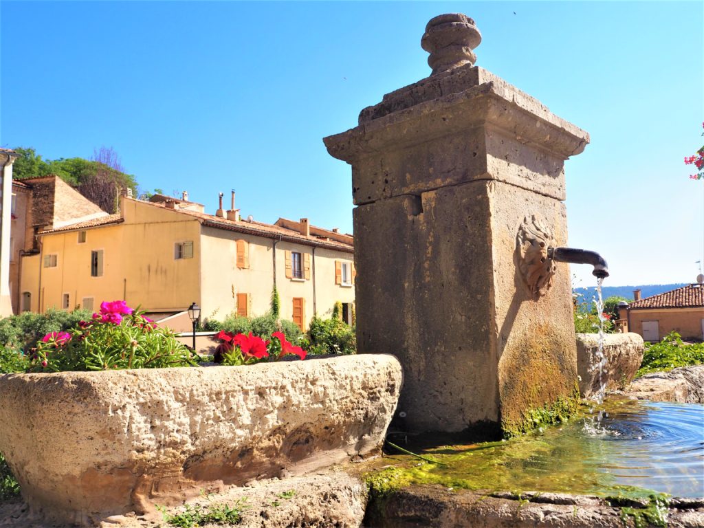 Fontaine dans le Vlilage de Moustiers-Sainte-Marie. Parc Naturel Régional du Verdon Alpes de Haute-Provence