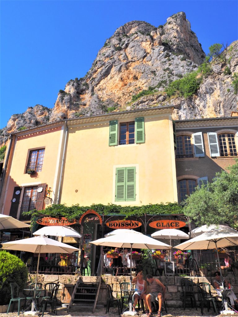 Café Moustiers-Sainte-Marie village dans le Parc Naturel Régional du Verdon