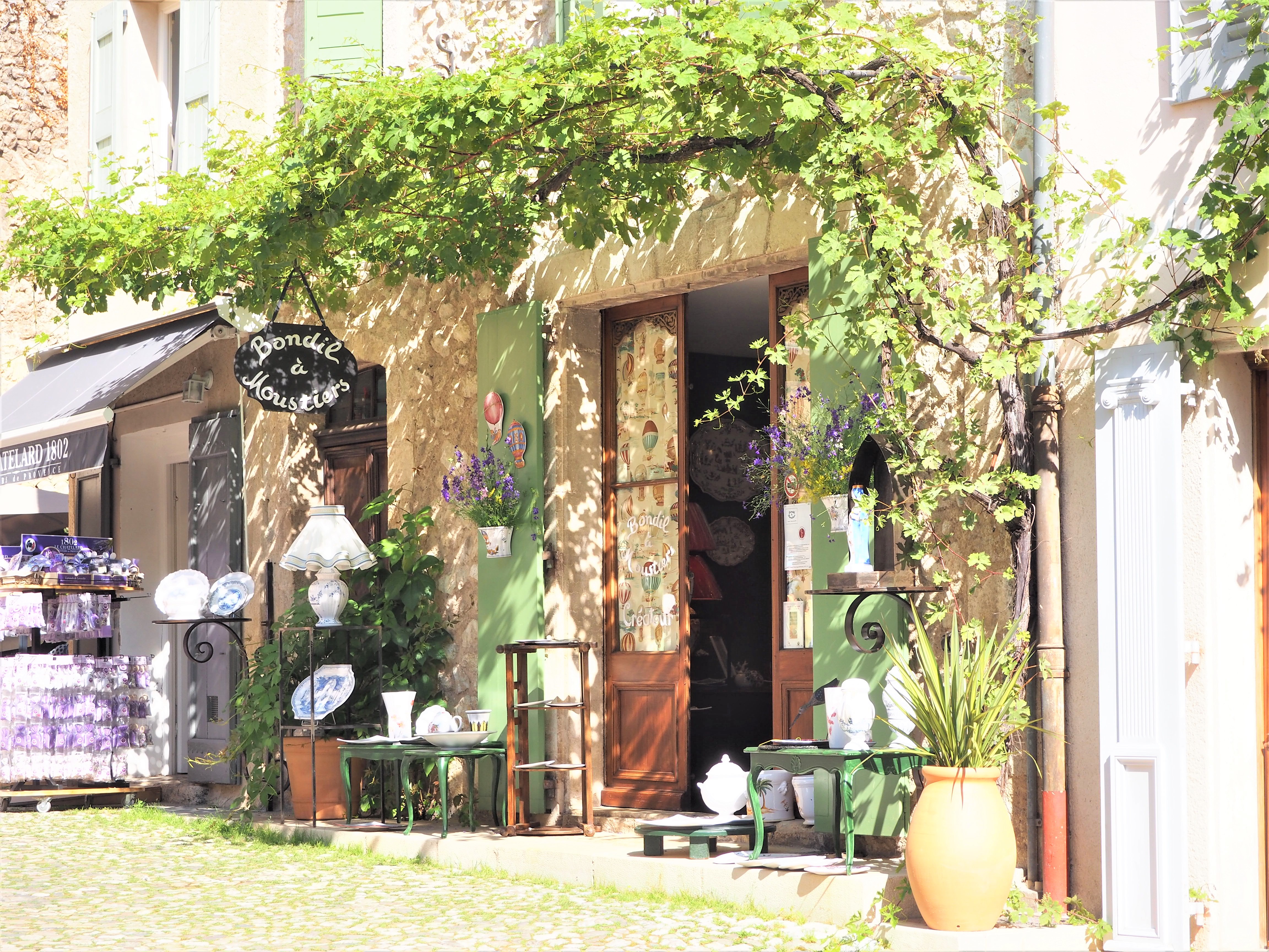 Devanture d'un magasin d'un Faïencier dans le Vlilage de Moustiers-Sainte-Marie. Parc Naturel Régional du Verdon Alpes de Haute-Provence