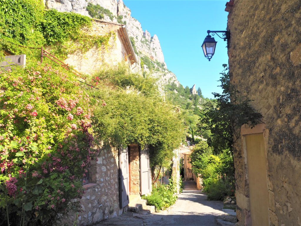Jolie ruelle dans le Vlilage de Moustiers-Sainte-Marie. Parc Naturel Régional du Verdon Alpes de Haute-Provence