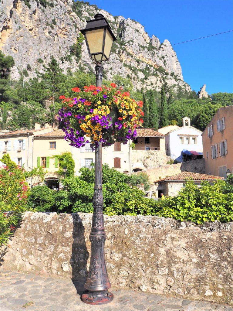 Le Vlilage de Moustiers-Sainte-Marie.Parc Naturel Régional du Verdon Alpes de Haute-Provence. Clioandco blog