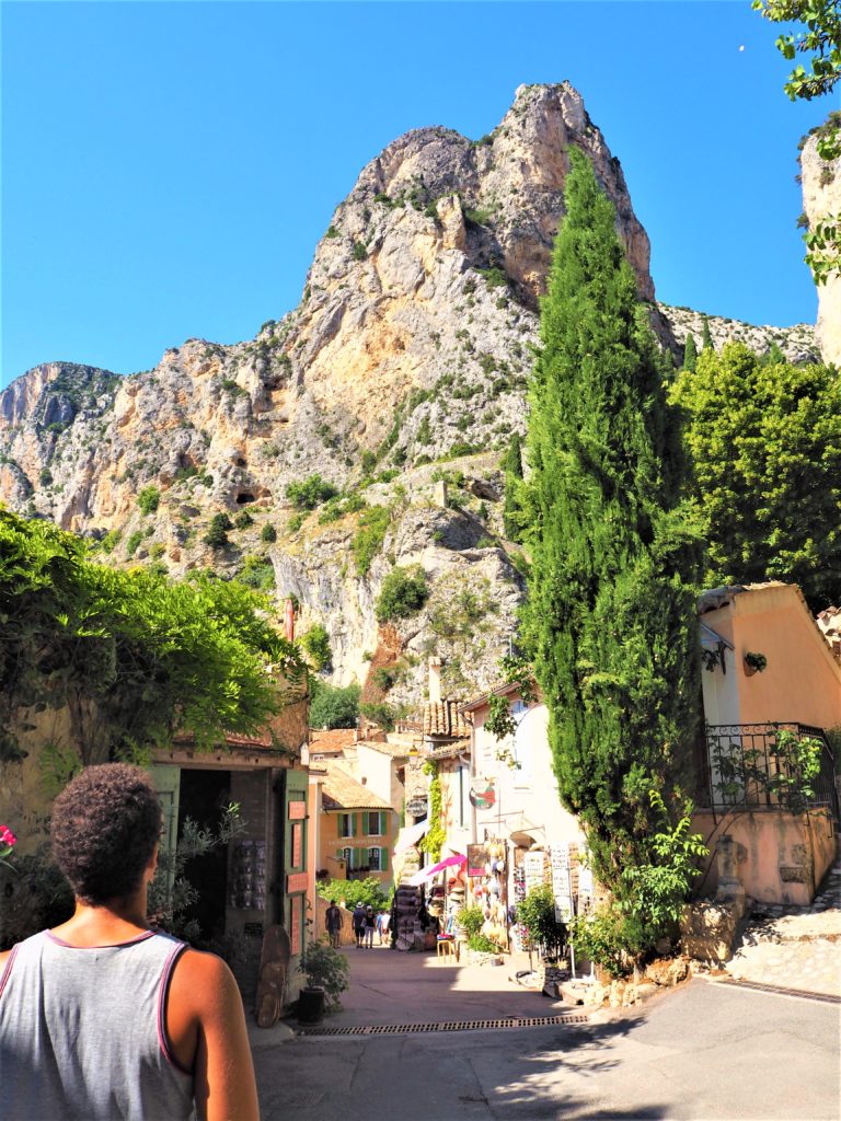 Moustiers-Sainte-Marie village dans le Parc Naturel Régional du Verdon