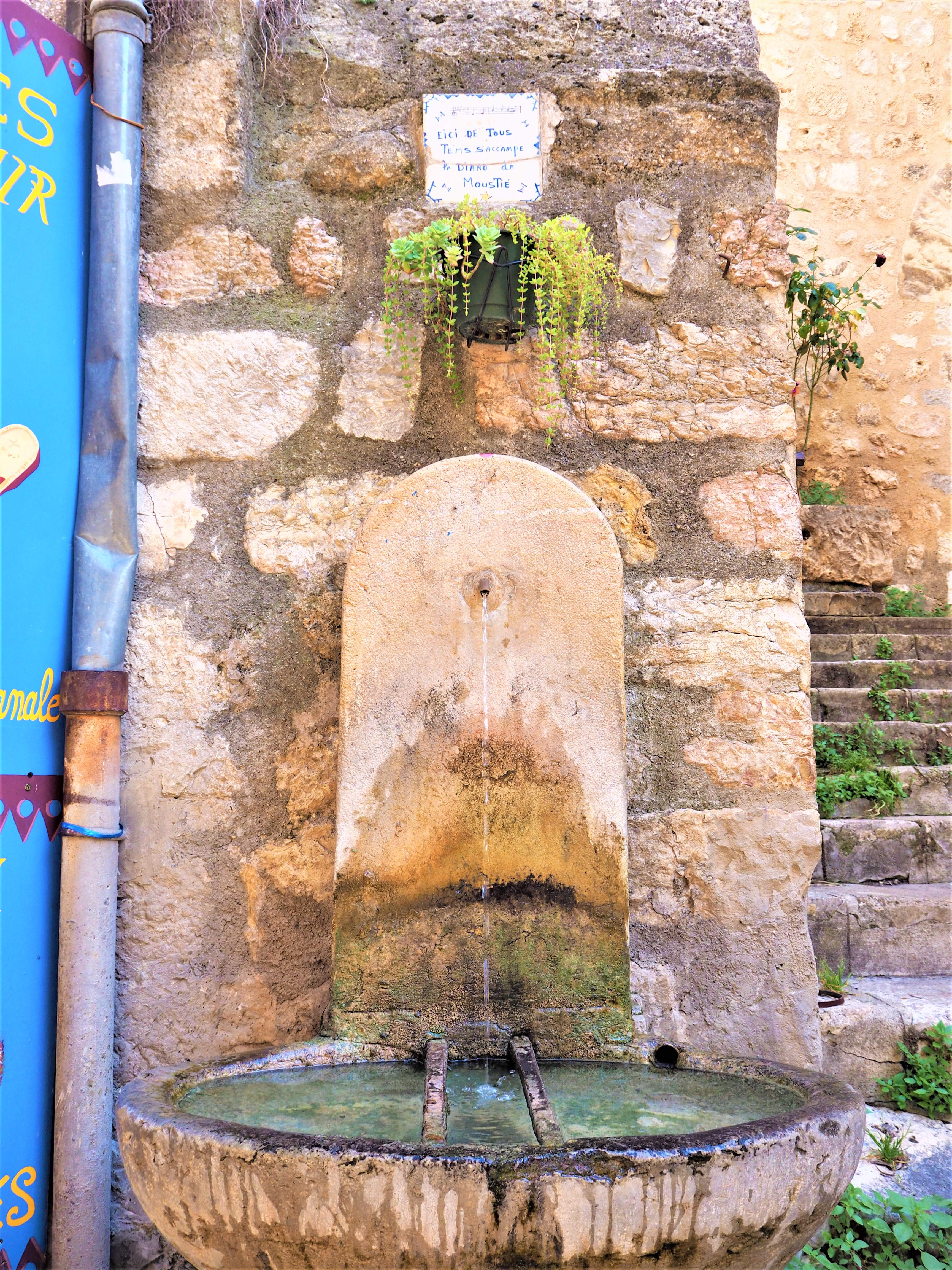 Le Vlilage de Moustiers-Sainte-Marie. La fontaine de Diane. Parc Naturel Régional du Verdon Alpes de Haute-Provence. Clioandco blog