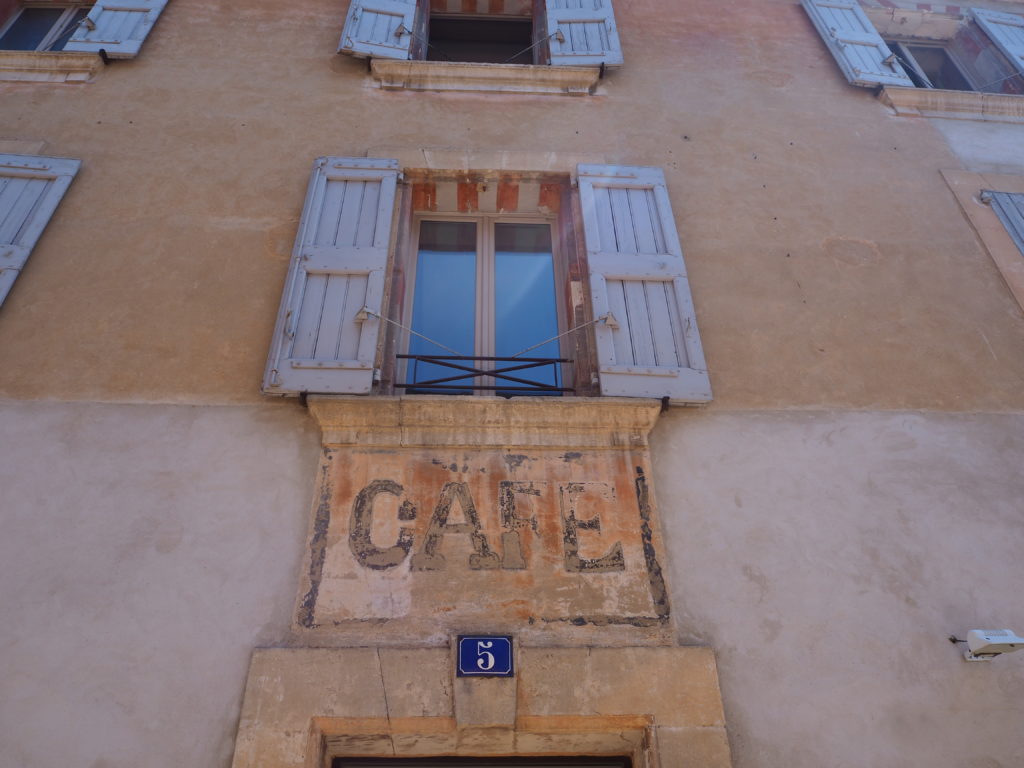 Village de Bonnieux dans le Luberon, Vaucluse. PACA. Café