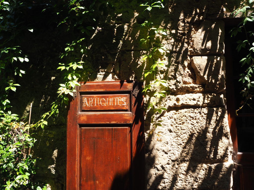 Village de Bonnieux dans le Luberon, Vaucluse. PACA. Porte Antiquités