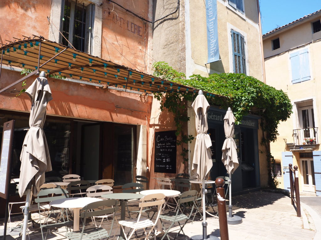 Village de Bonnieux dans le Luberon, Vaucluse. PACA. Café restaurant