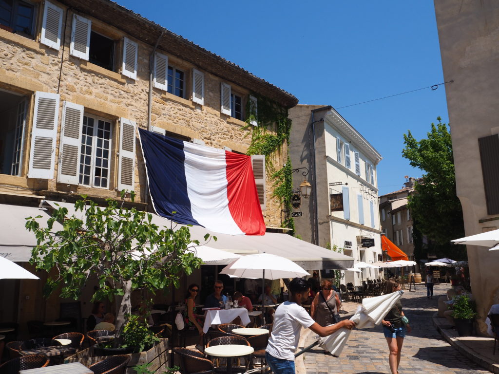 Village de Lourmarin dans le Luberon, Vaucluse. PACA. Ruelle