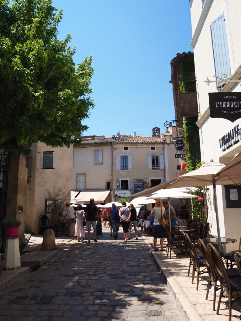 Village de Lourmarin dans le Luberon, Vaucluse. PACA. Ruelle