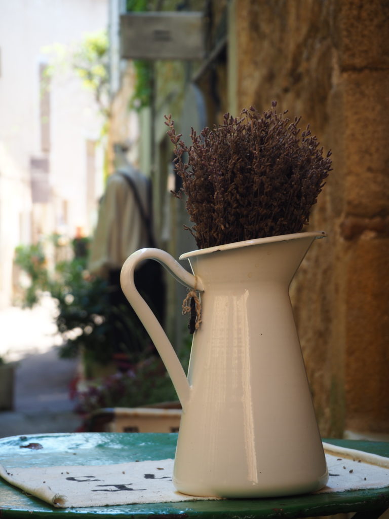 Village de Lourmarin dans le Luberon, Vaucluse. PACA. Lavande