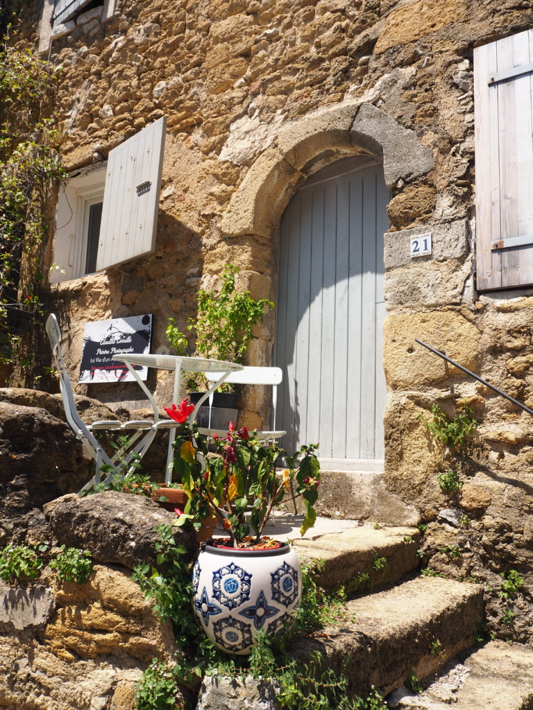 Village de Lourmarin dans le Luberon, Vaucluse. PACA. Ruelle