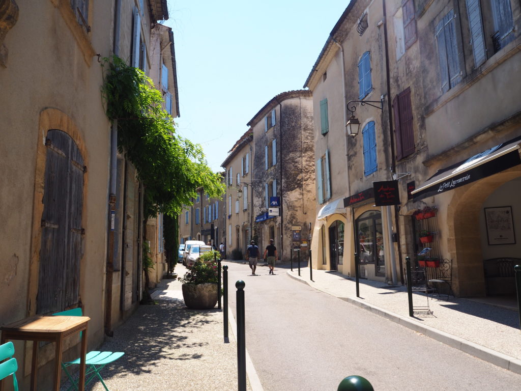 Village de Lourmarin dans le Luberon, Vaucluse. PACA. Ruelle