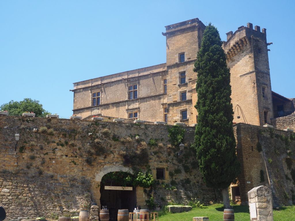 Village de Lourmarin dans le Luberon, Vaucluse. PACA. Château et jardin