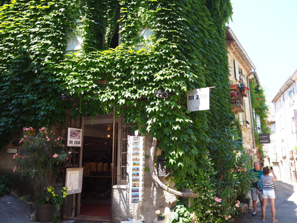 Village de Lourmarin dans le Luberon, Vaucluse. PACA. Magasin