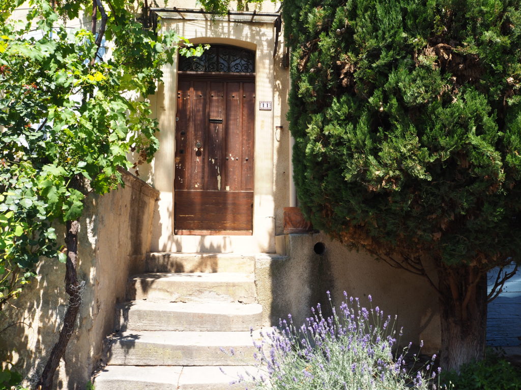 Village de Lourmarin dans le Luberon, Vaucluse. PACA. Porte