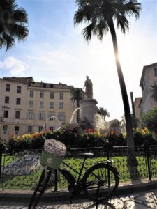 Place des palmiers, Ajaccio, Corse, France. Vélo électrique AppeBike