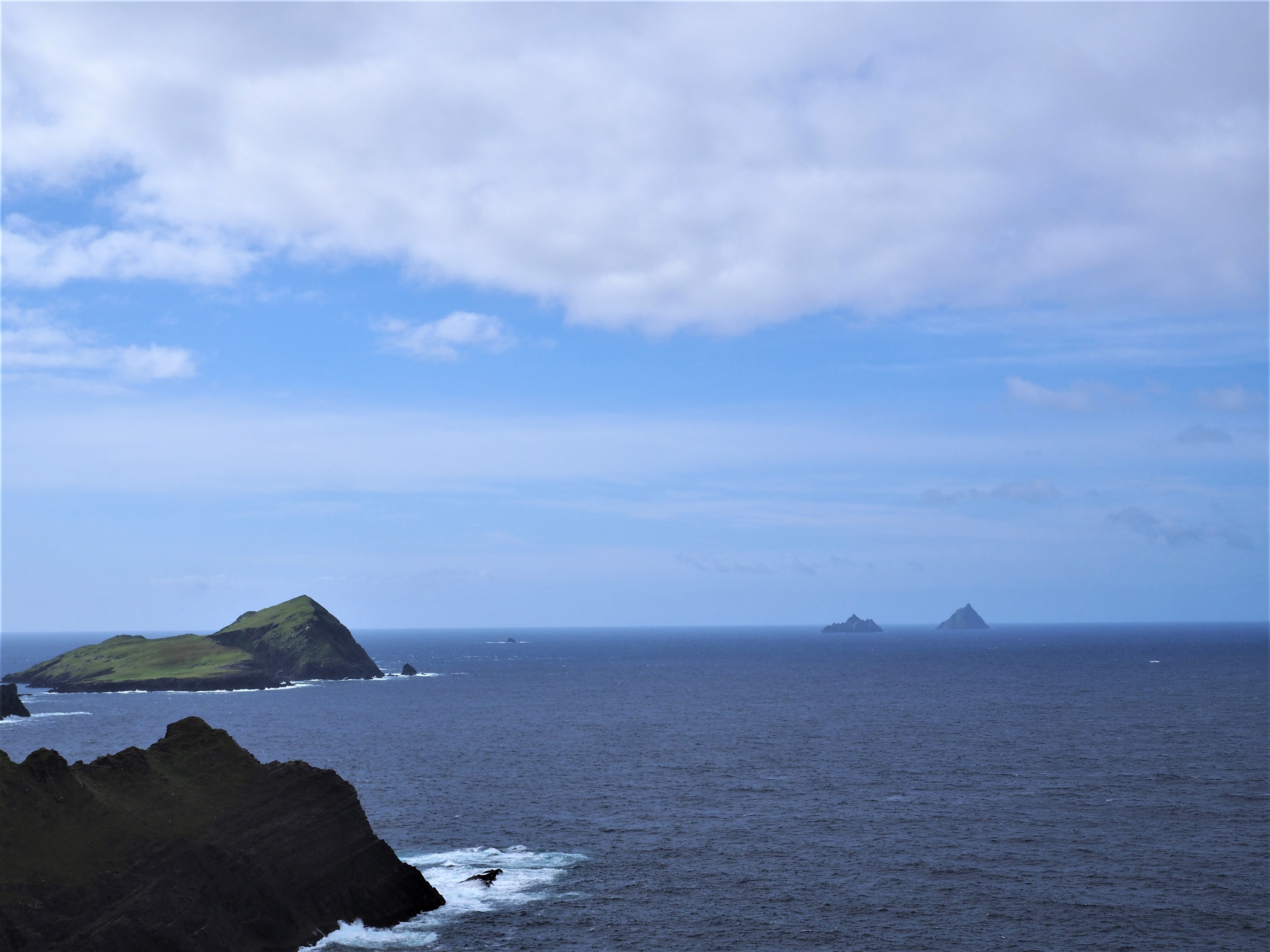 Puffin island et les Skellig island avec Skellig Michael depuis les Kerry Cliffs, Irlande