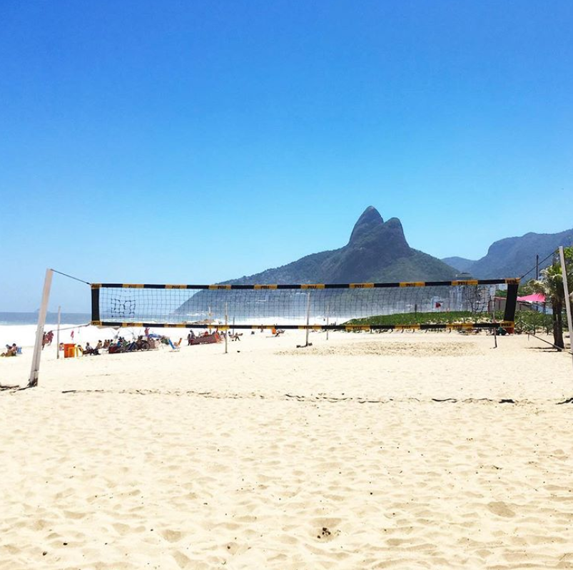 volley bresil ipanema vue sur les dos irmaos