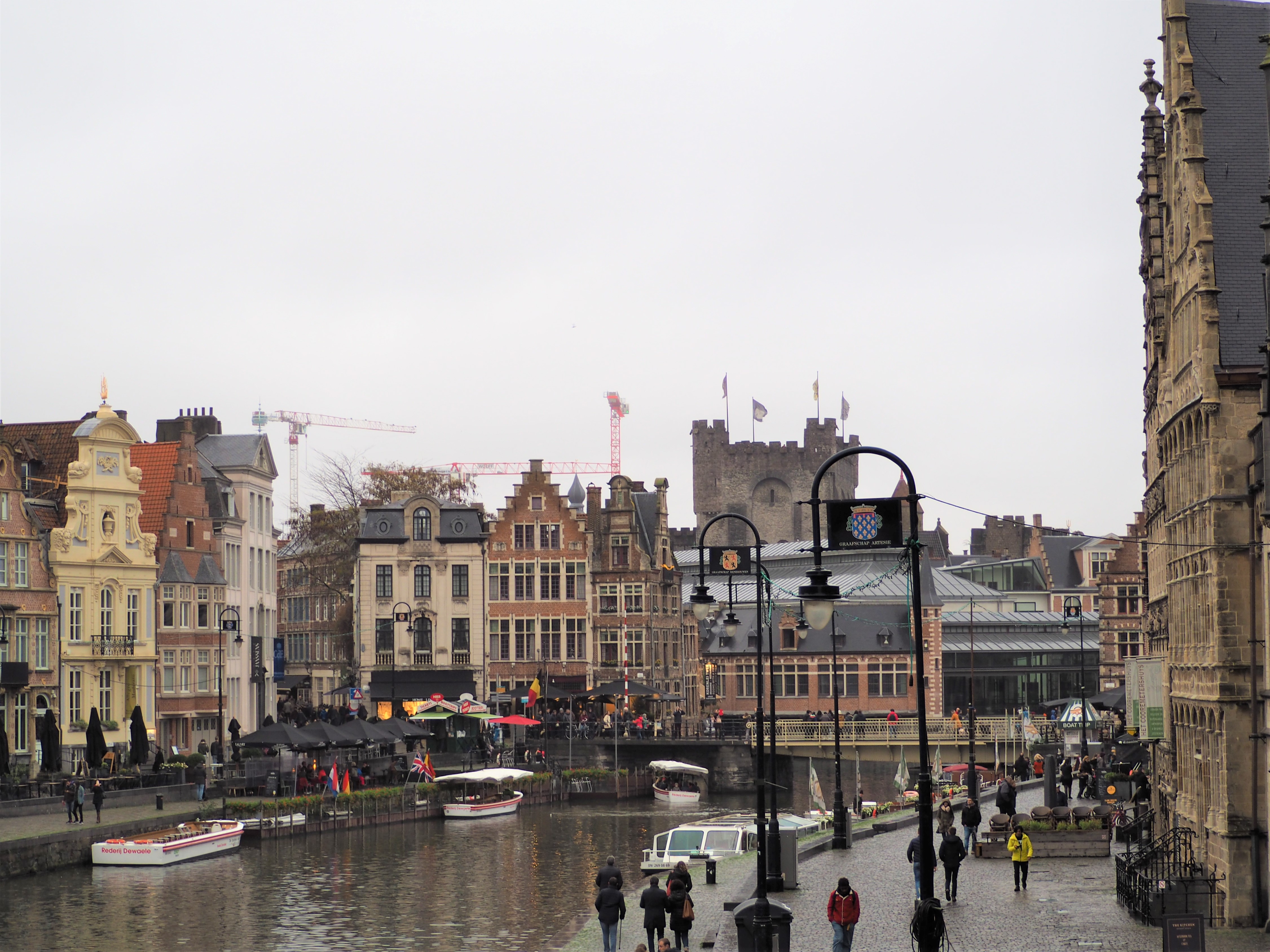 En arrière plan le Château des Comtes de Flandres Visiter Gand Belgique clioandco blog voyage