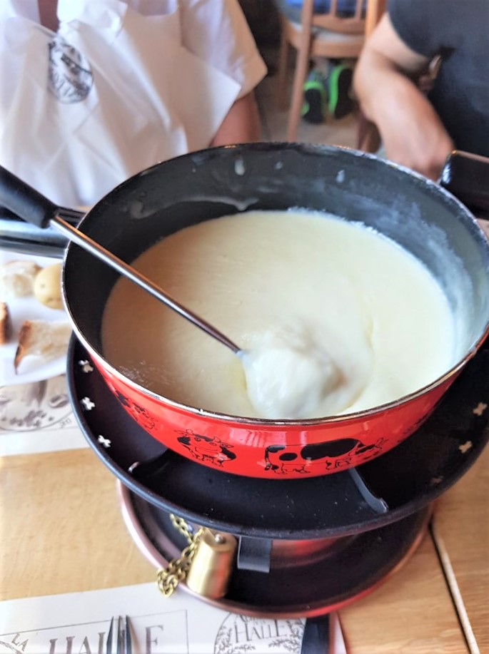 Guyères-suisse-lauberge-de-la-halle-restaurant-fondue