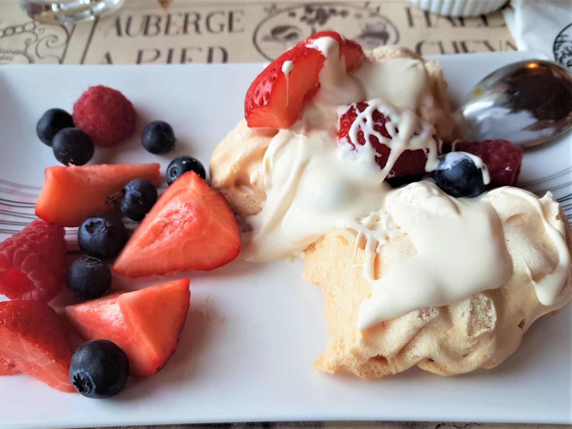 Guyères-suisse-lauberge-de-la-halle-restaurant-meringue-double-creme.