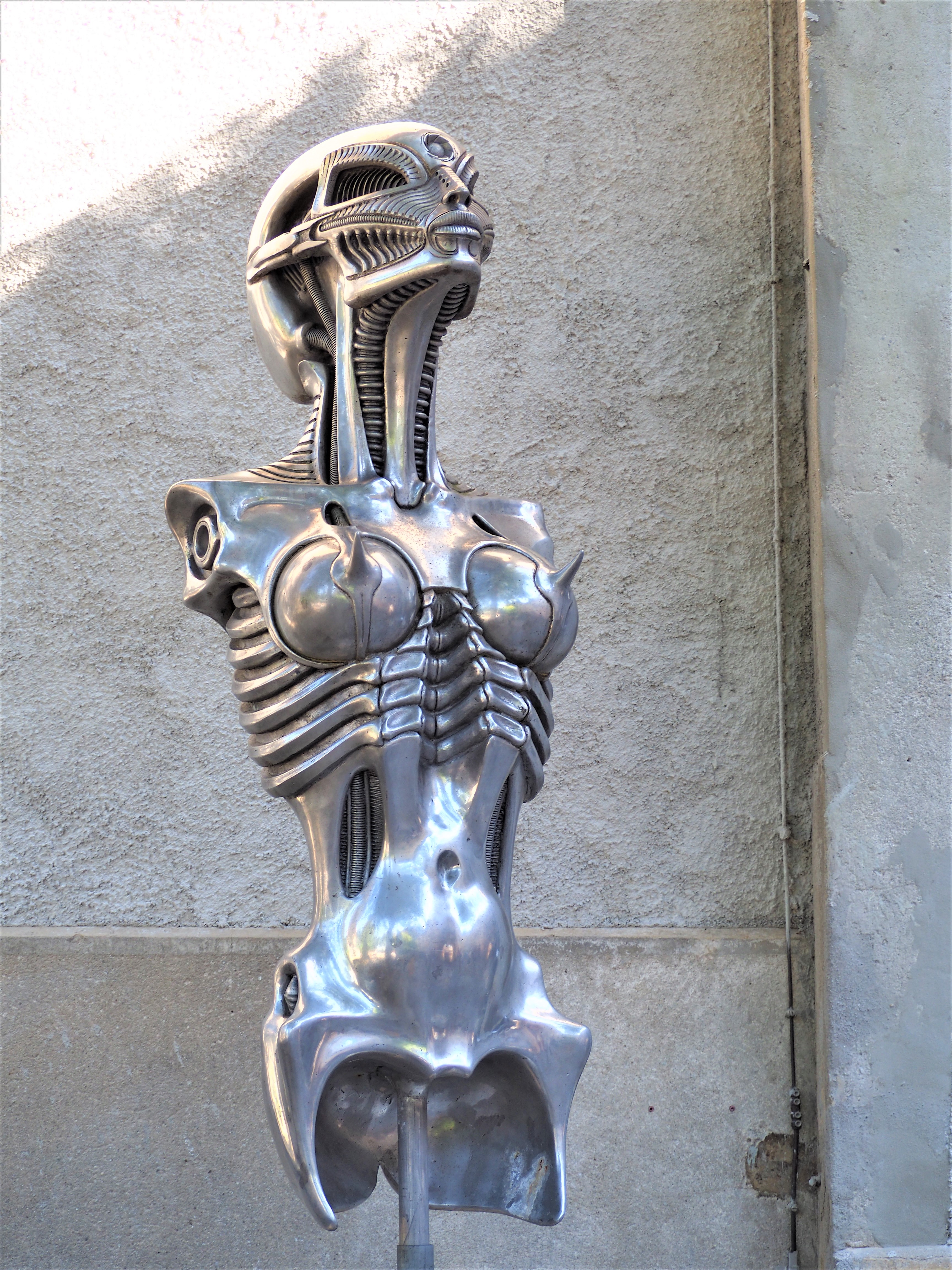 Visiter-Gruyères-canton-de-Fribourg-Suisse-alien-statue