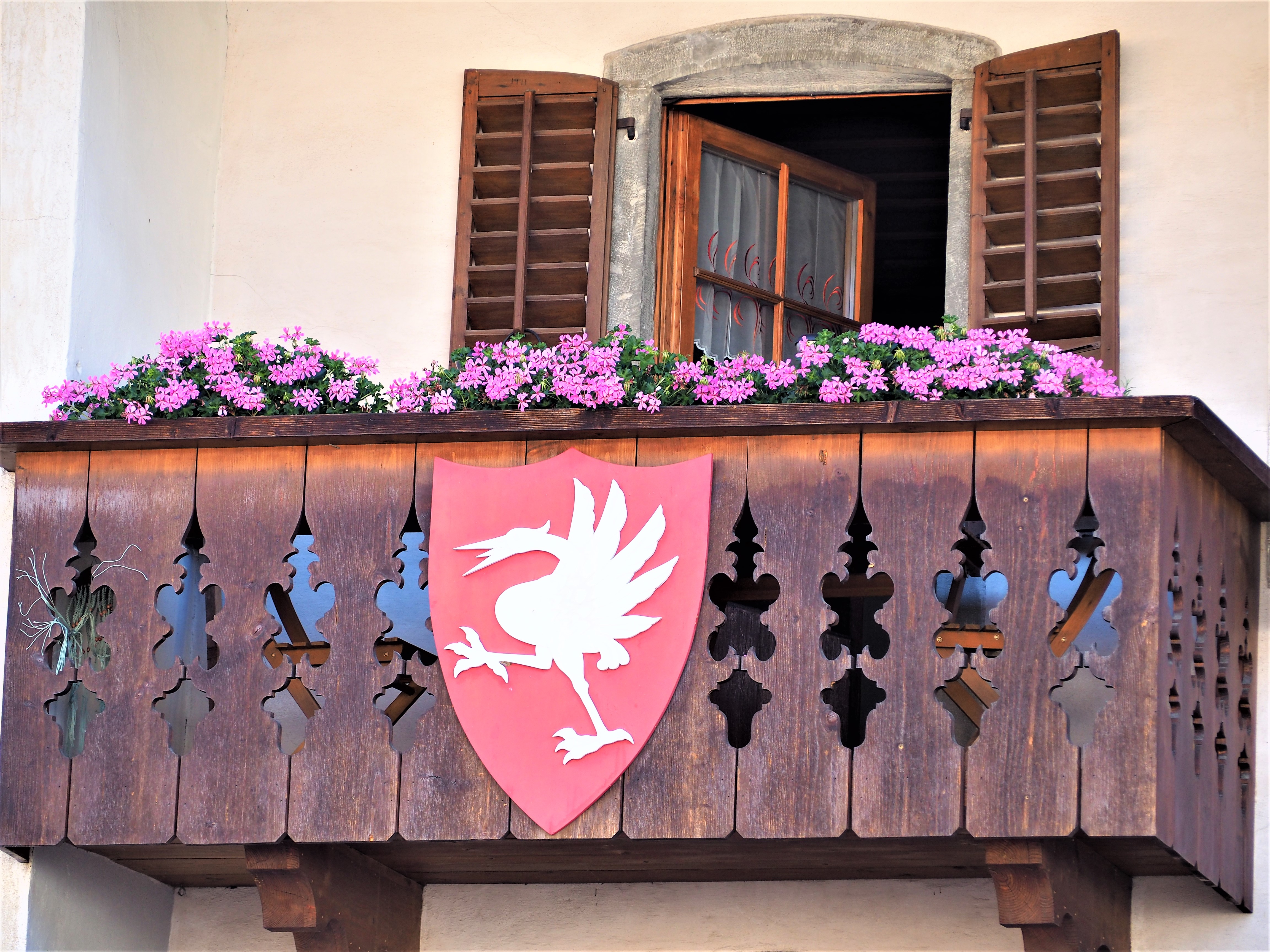 Visiter-Gruyères-canton-de-Fribourg-Suisse-détails-balcon-clioandco