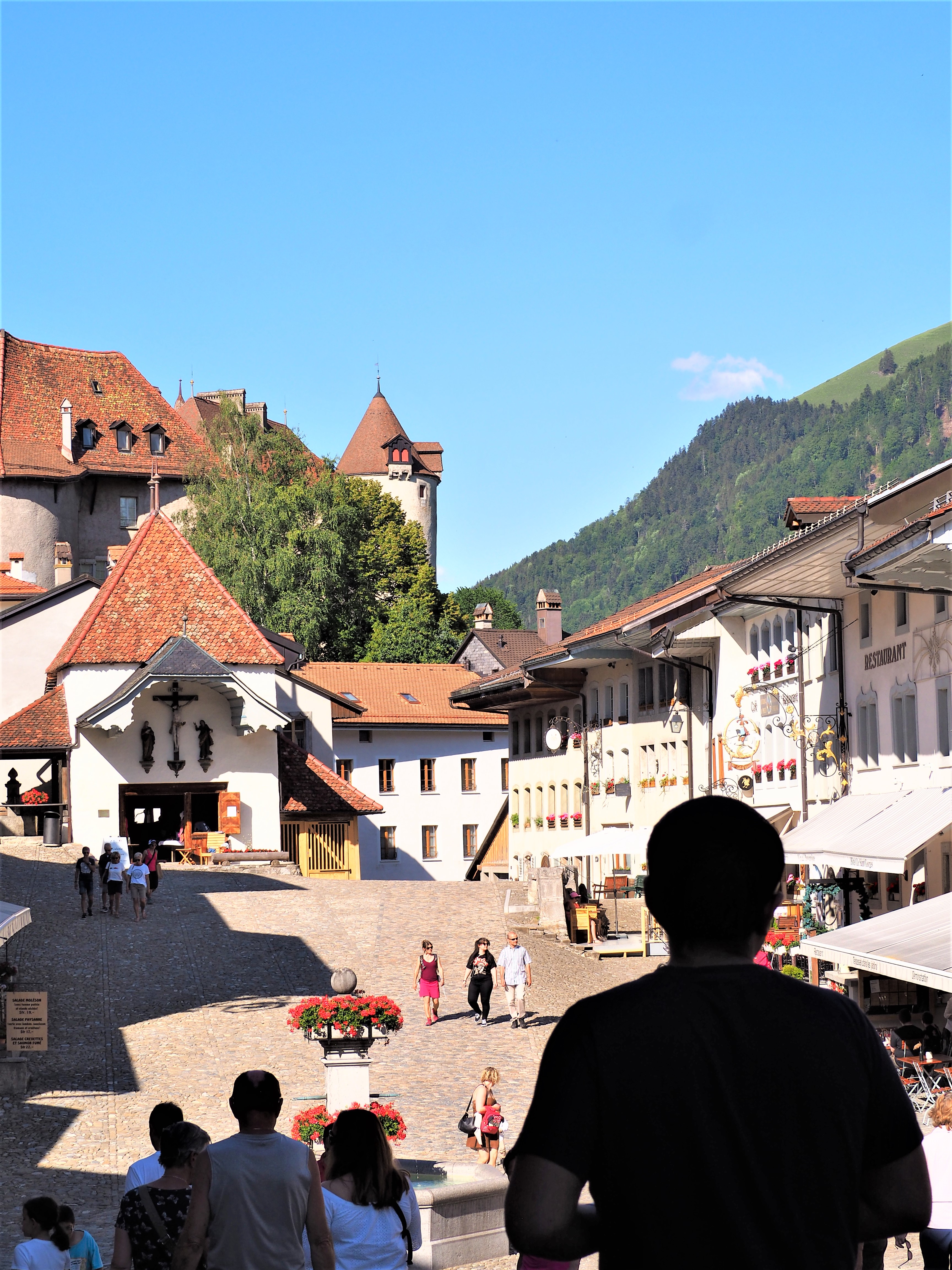 Visiter-Gruyères-canton-de-Fribourg-Suisse-place-centrale-vue-2