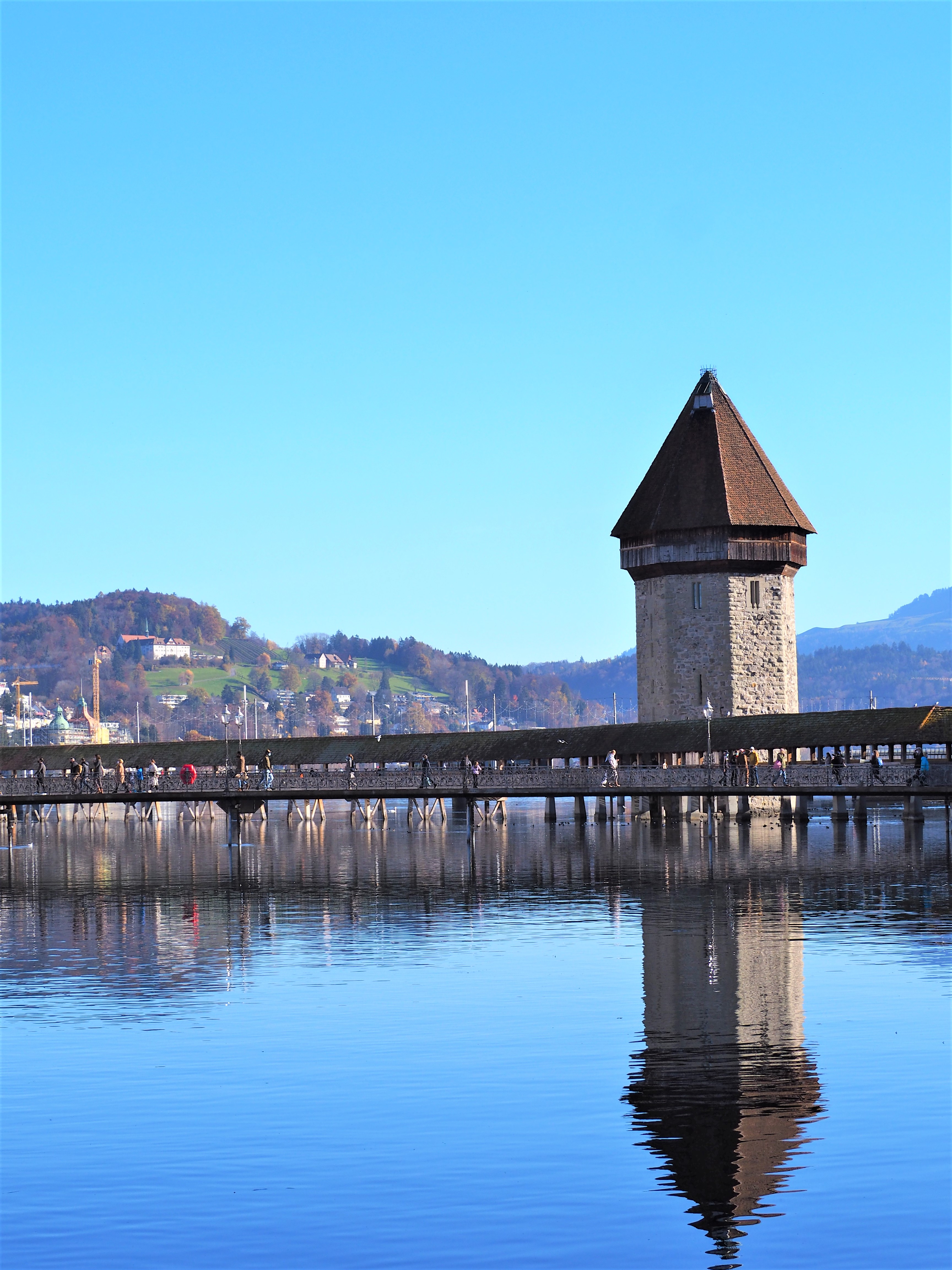 Lucerne-Pont-de-la-Chapelle-et-la-tour-deau-blogvoyage-clioandco-VUE-suisse.j