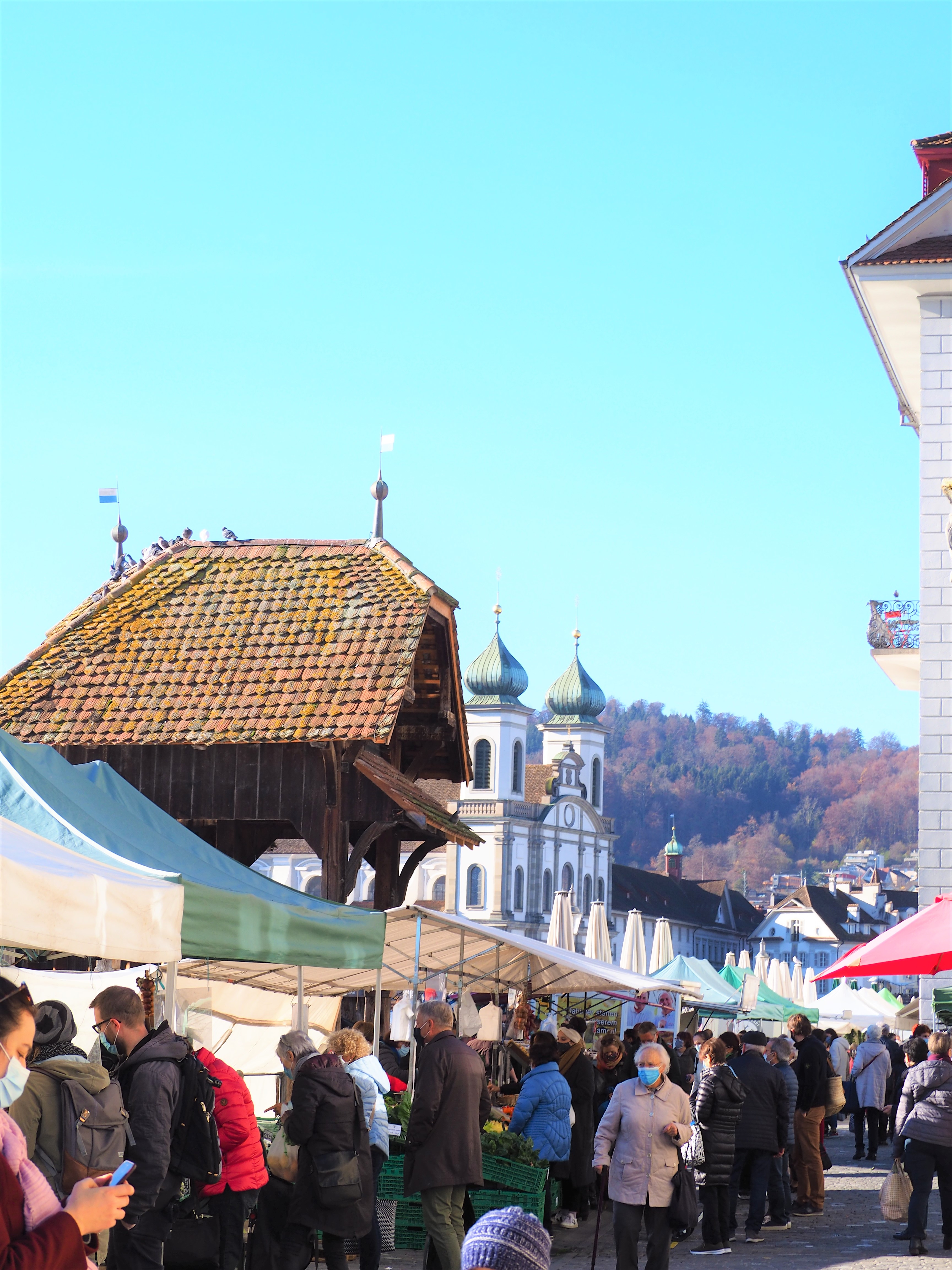 Lucerne-Suisse-Marche-avec-la-vue-sur-leglise-Franciscaine-ClioCo-blog-voyage