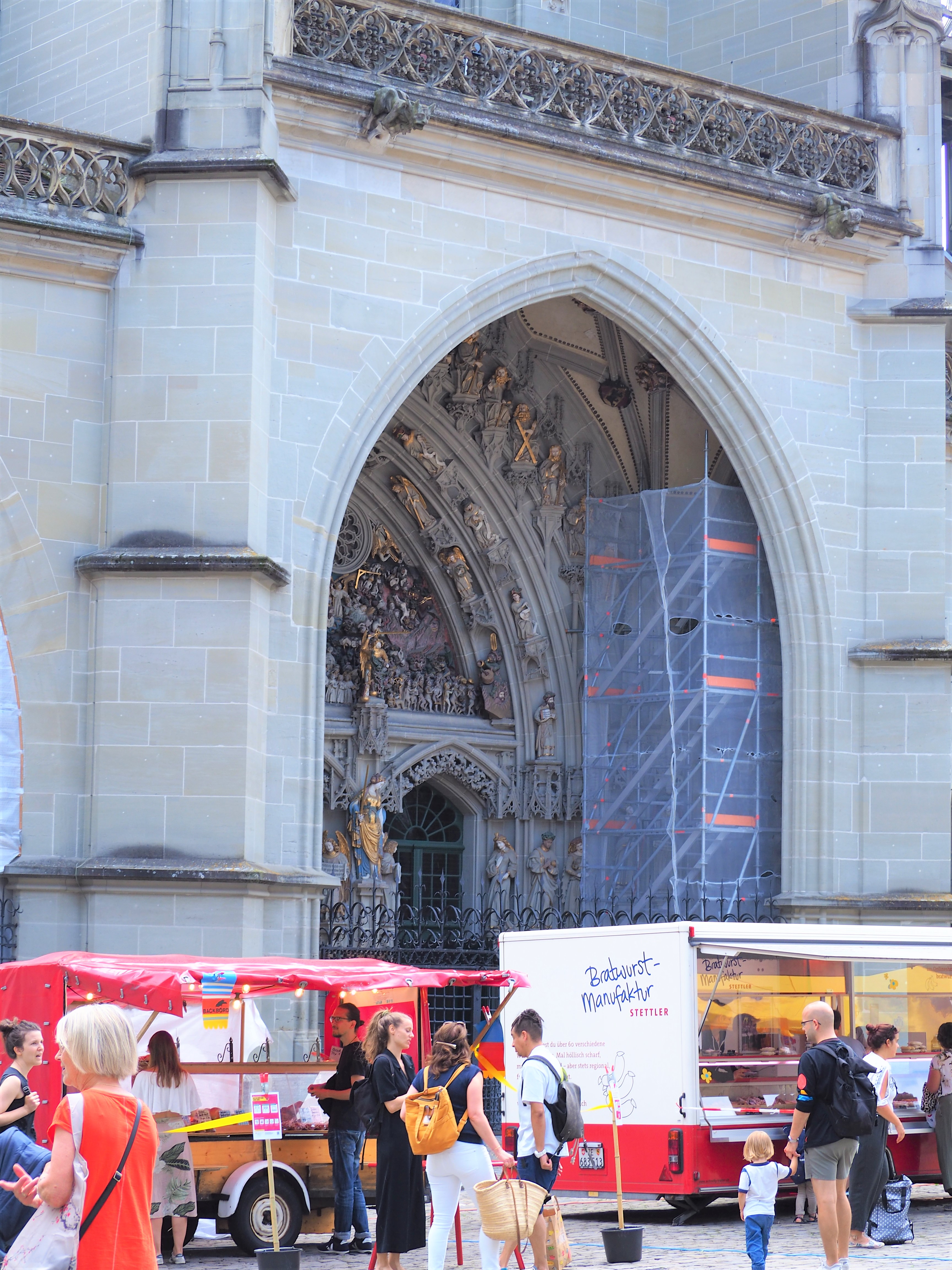 Bene suisse voyage cathédrale et food truck marché