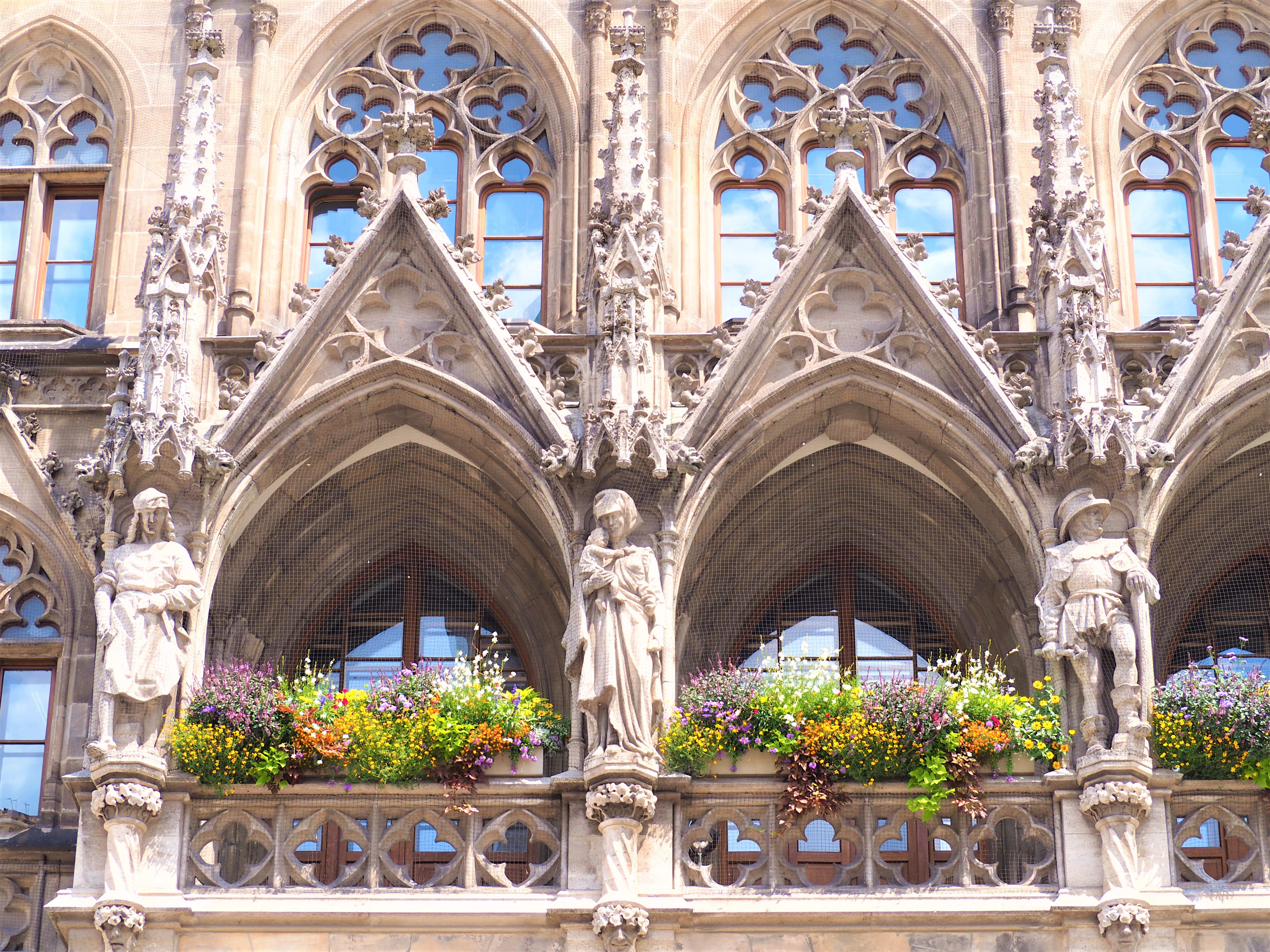 Munich-Nouvel-hotel-de-ville-Marionplatz-baviere-allemagne-statue