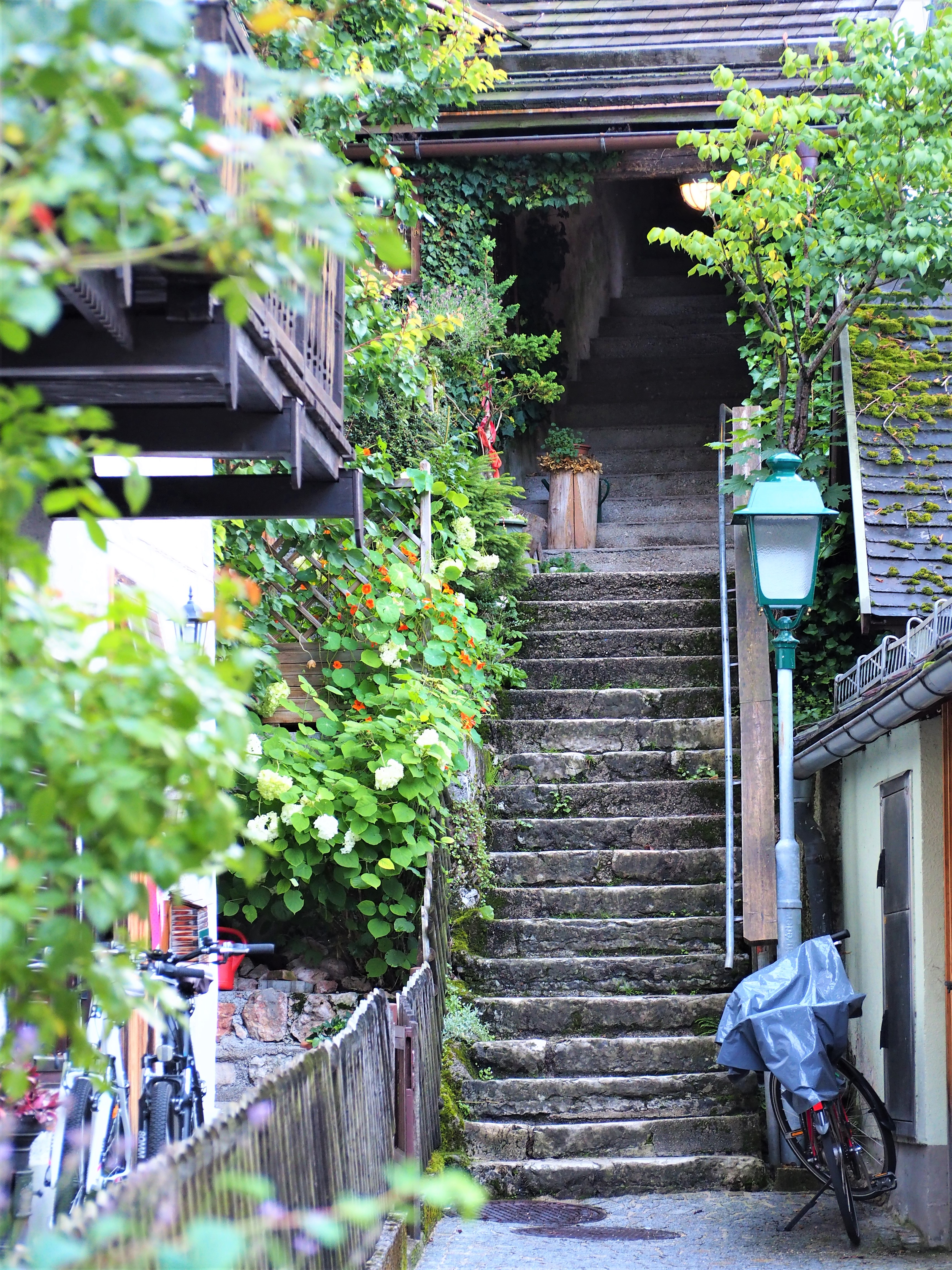 HALLSTATT AUTRICHE RUELLE ET MOTO