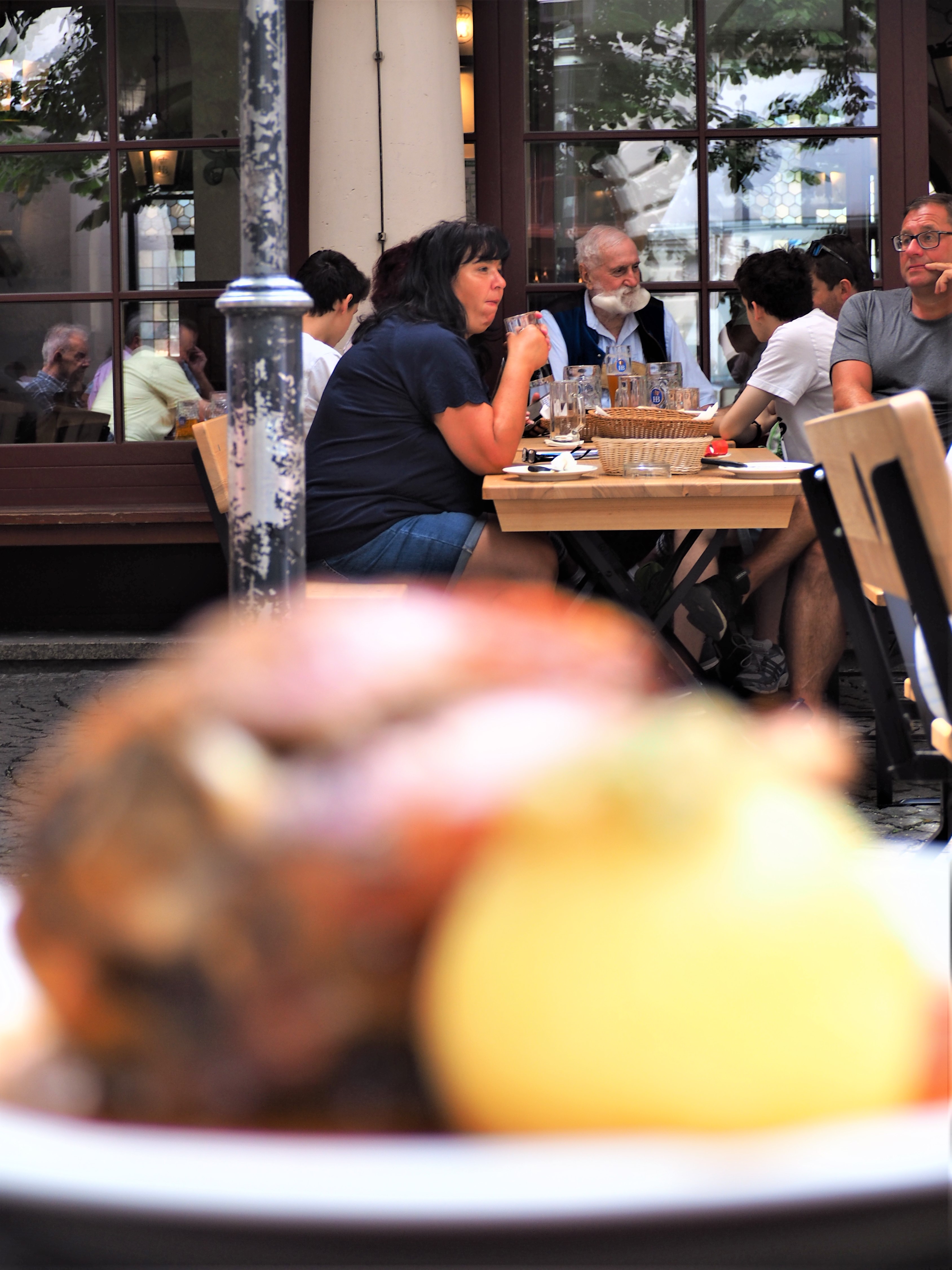 brasserie-Hofbrauhaus-biergarten-munich-habitues