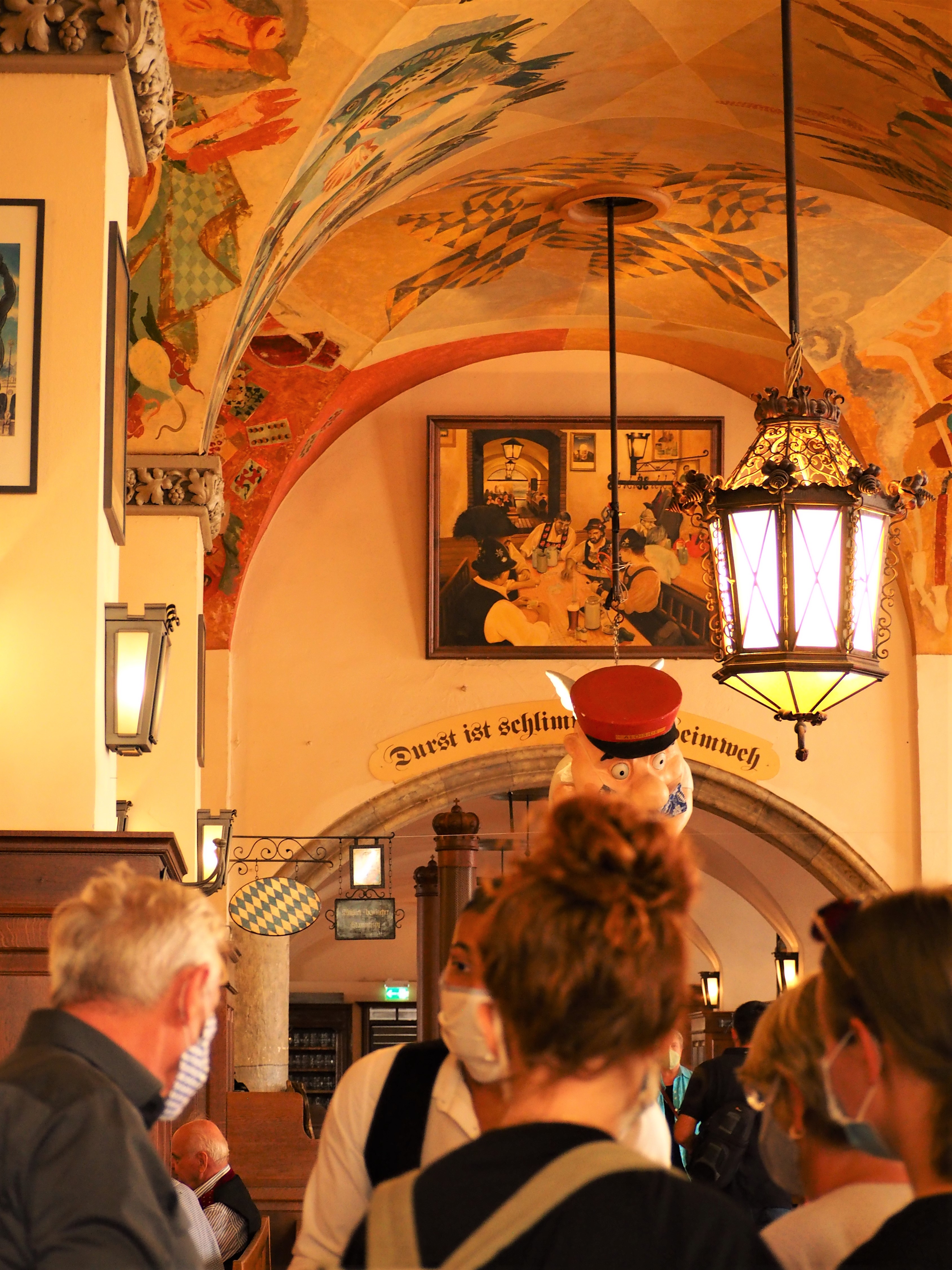 brasserie-Hofbrauhaus-interieur-biergarten-munich.