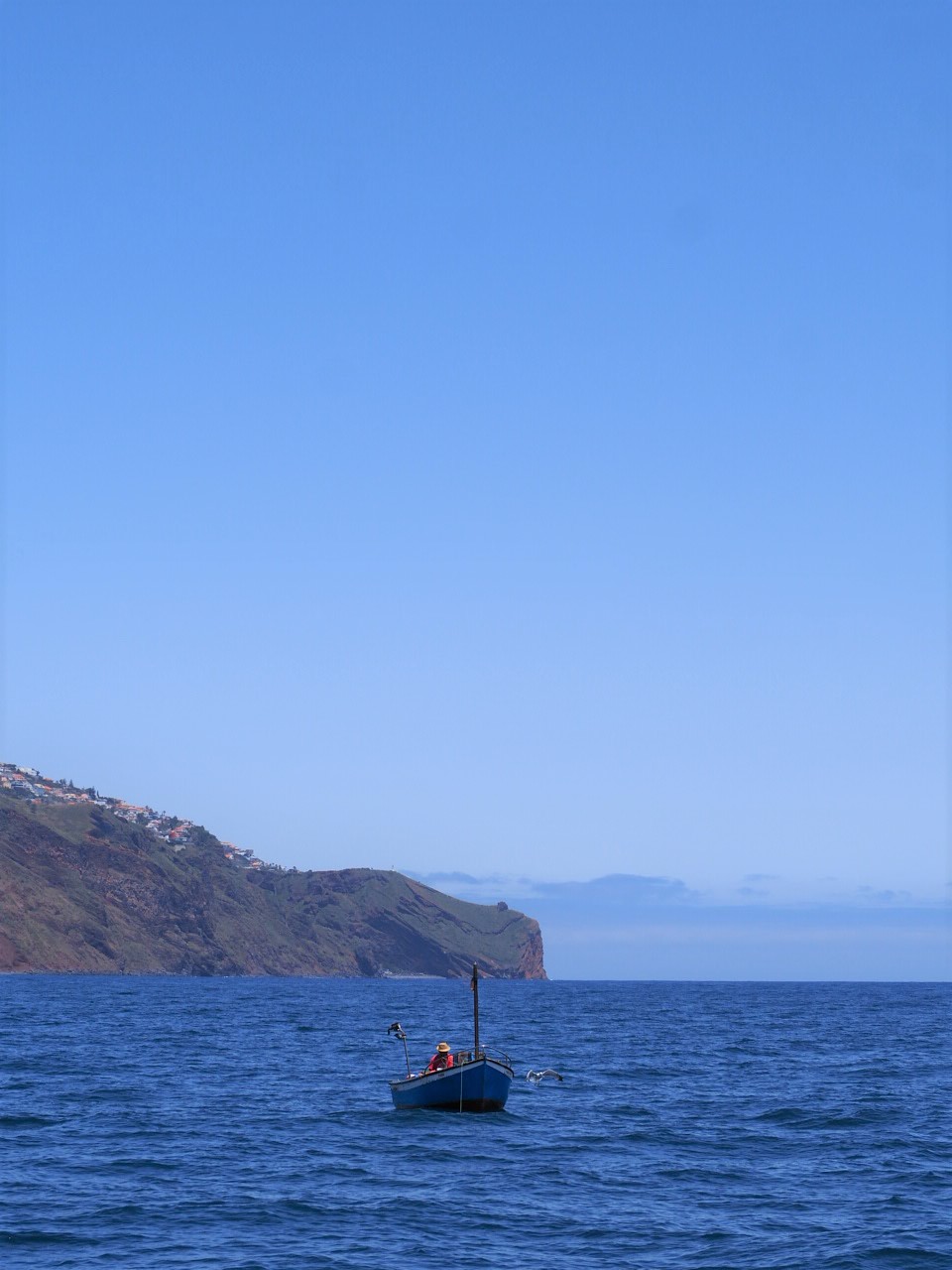 Madere cabo girao-depuis-le-catamaran-seaborn-bateau-au-loin