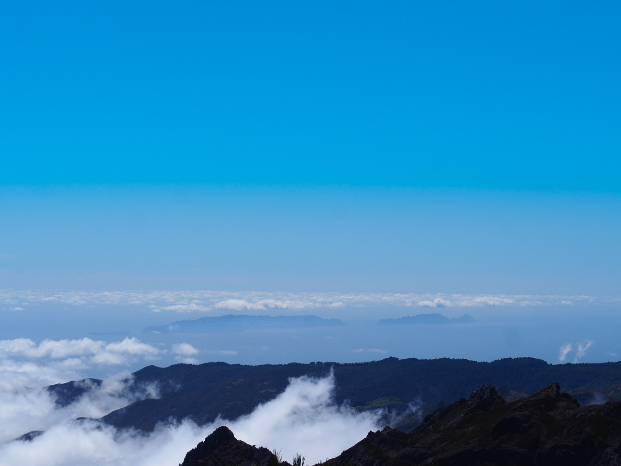 vue-sur-les-iles-desertes-randonnees-pico-ruivo-madere