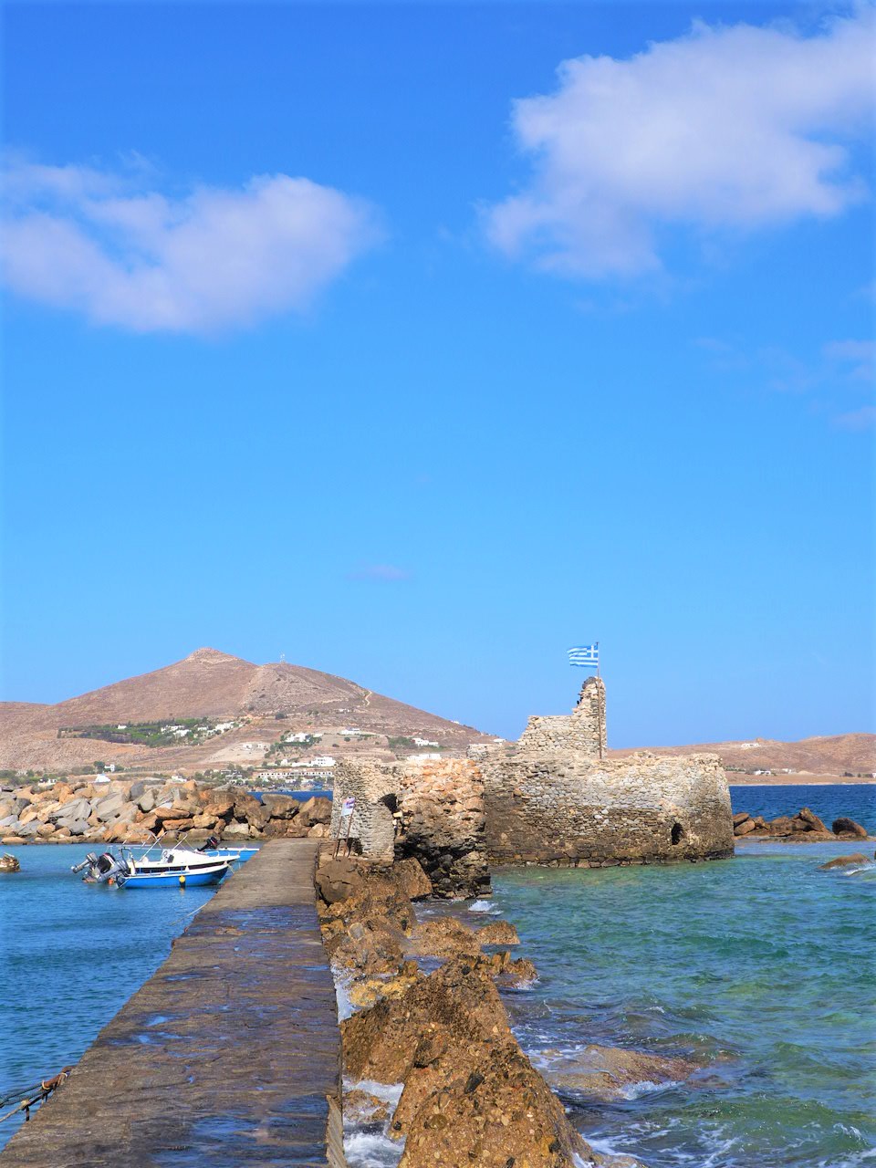 chateau-venitien-reste-naoussa-paros-grece-cyclades.j