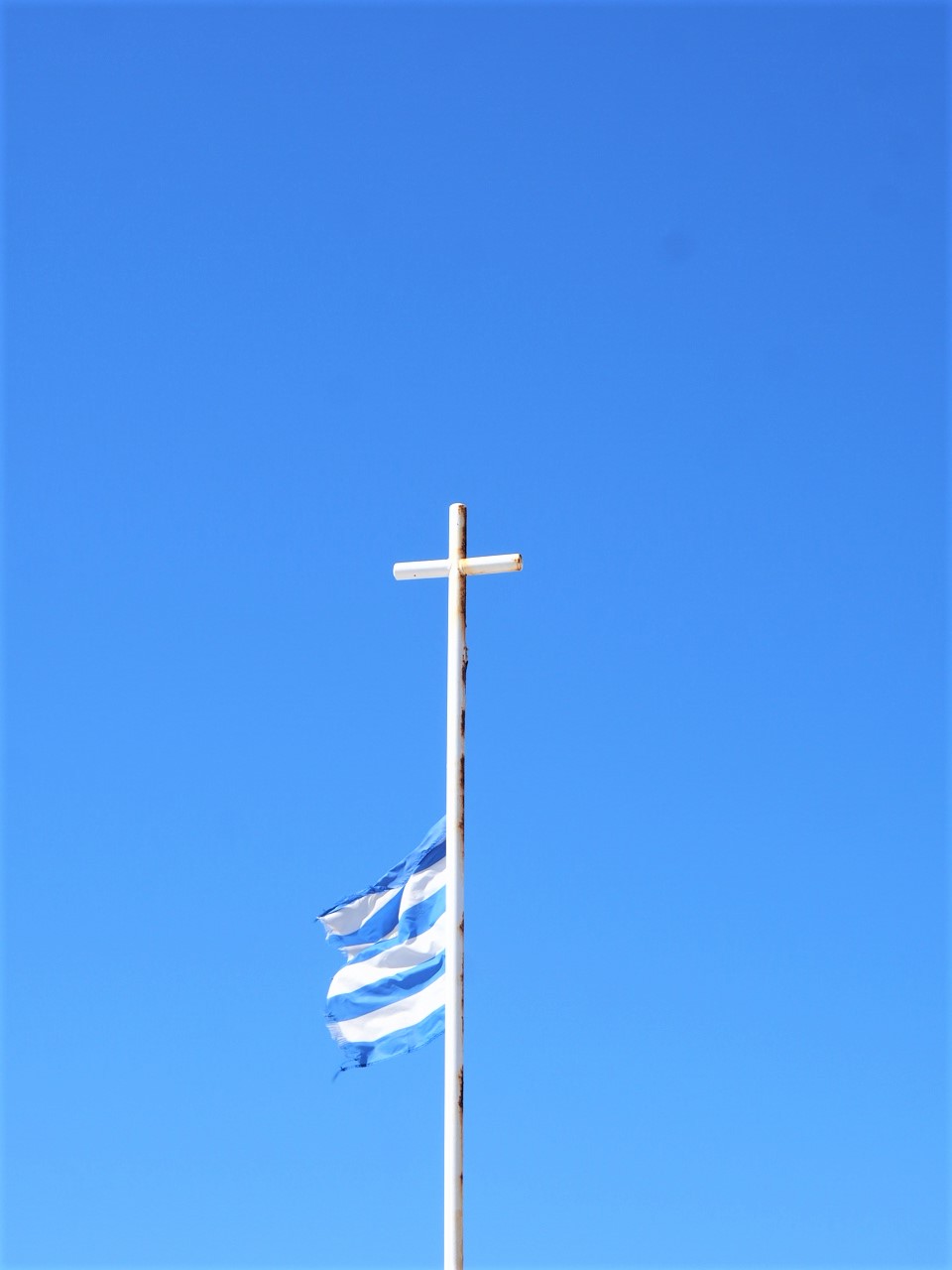 croix-et-drapeau-grecs-cyclades-visiter-paros-et-naxos-clioandco-blog-voyage.j