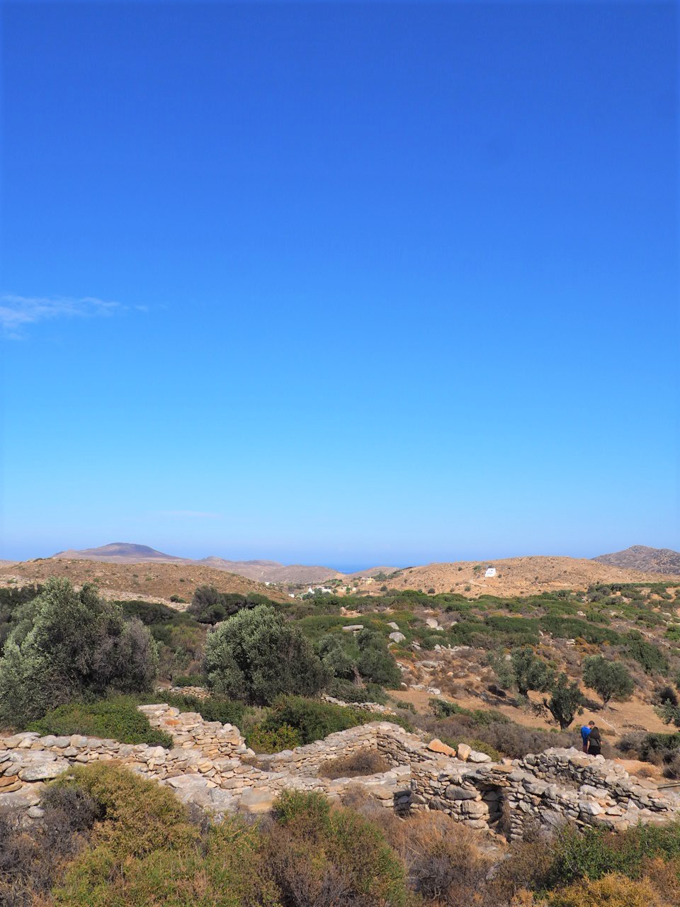 vue vers le kouros de flerio naxos grece cyclades