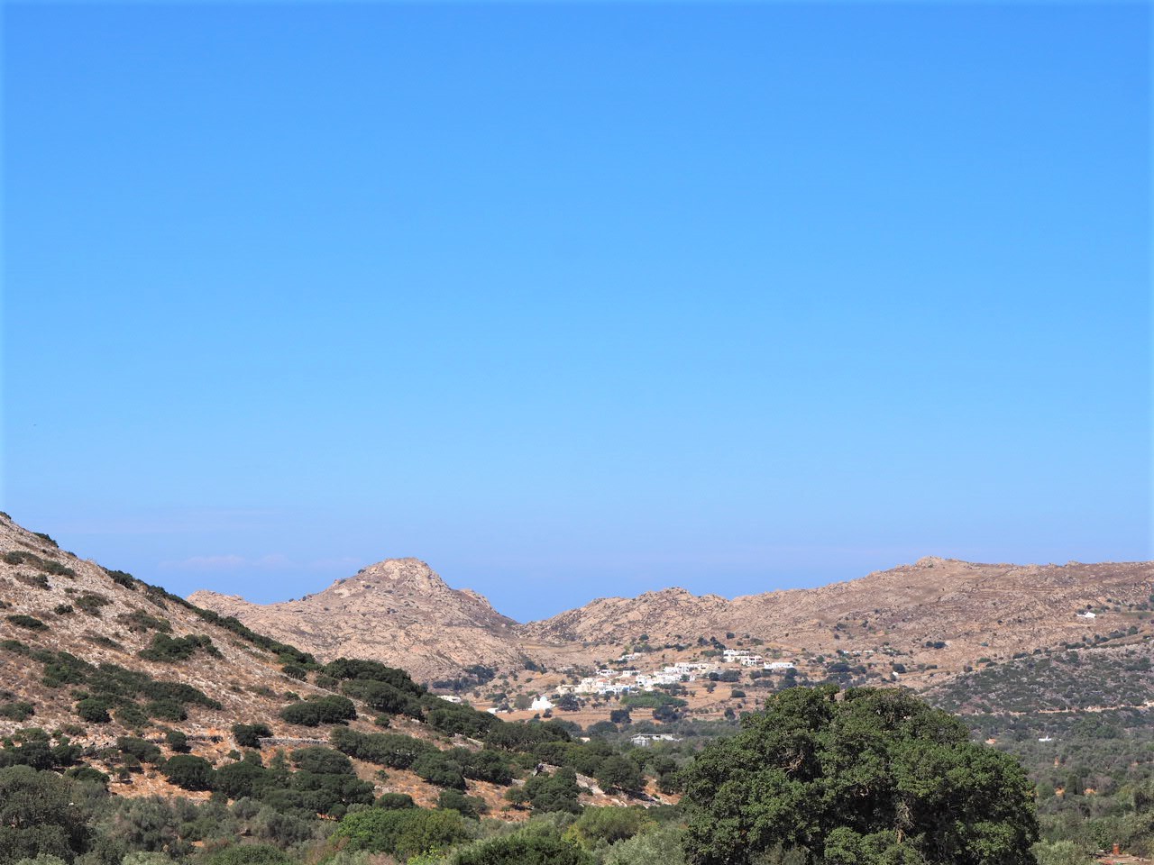 paysage-de-lile-de-Naxos-cyclade-grece-clioandco.j