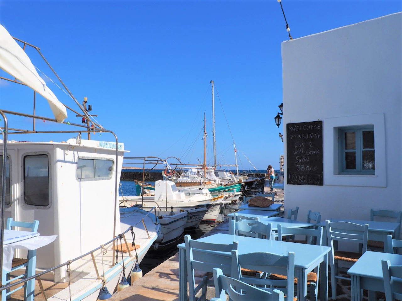 port-de-naoussa-avec-cafes-magasins-et-restaurants-paros-cyclades-grece-