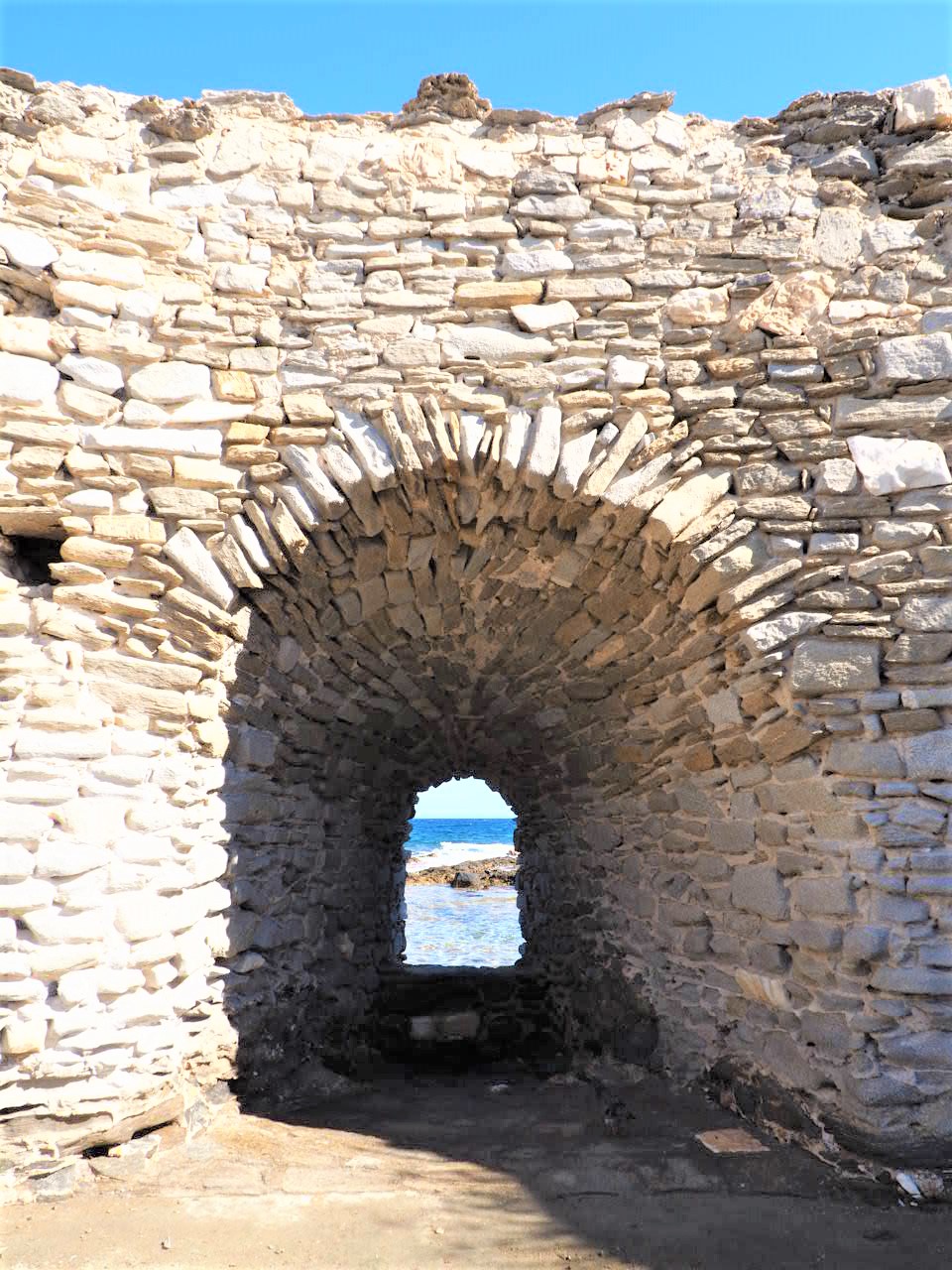 reste-du-chateau-venitien-naoussa-grece-paros-cyclades