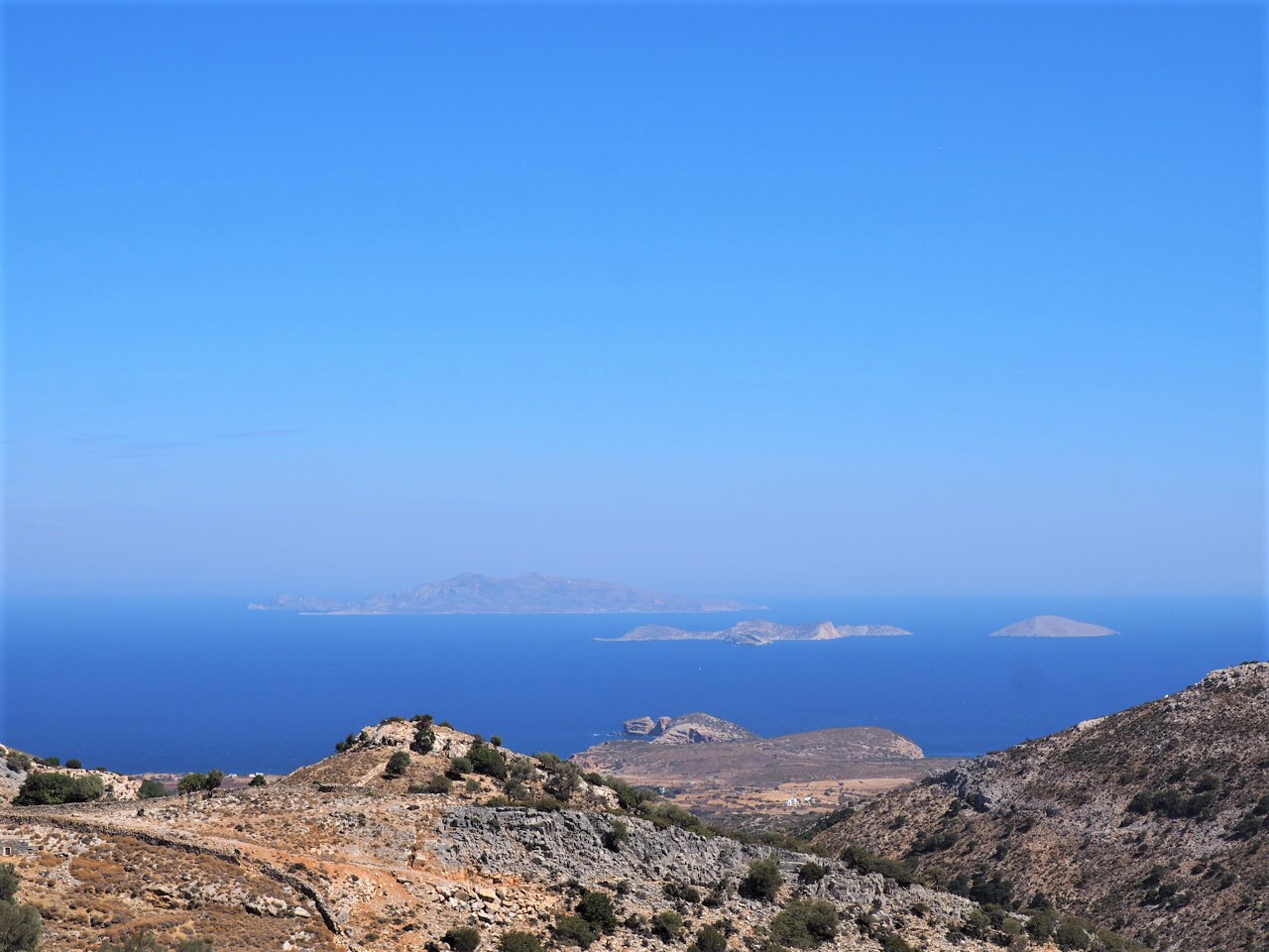 Naxos chemin en lacet vue panoramique vers moutsana cyclades grece