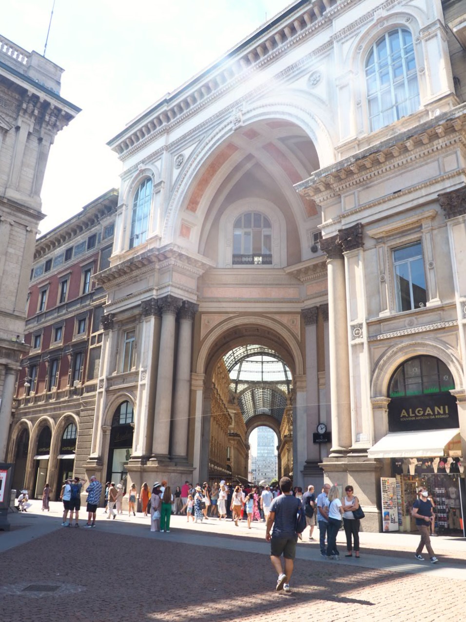 Gallerie-Vittorio-Emanuele-II-Milan-galerie-marchande-historique-et-elegante-architecture-neoclassique
